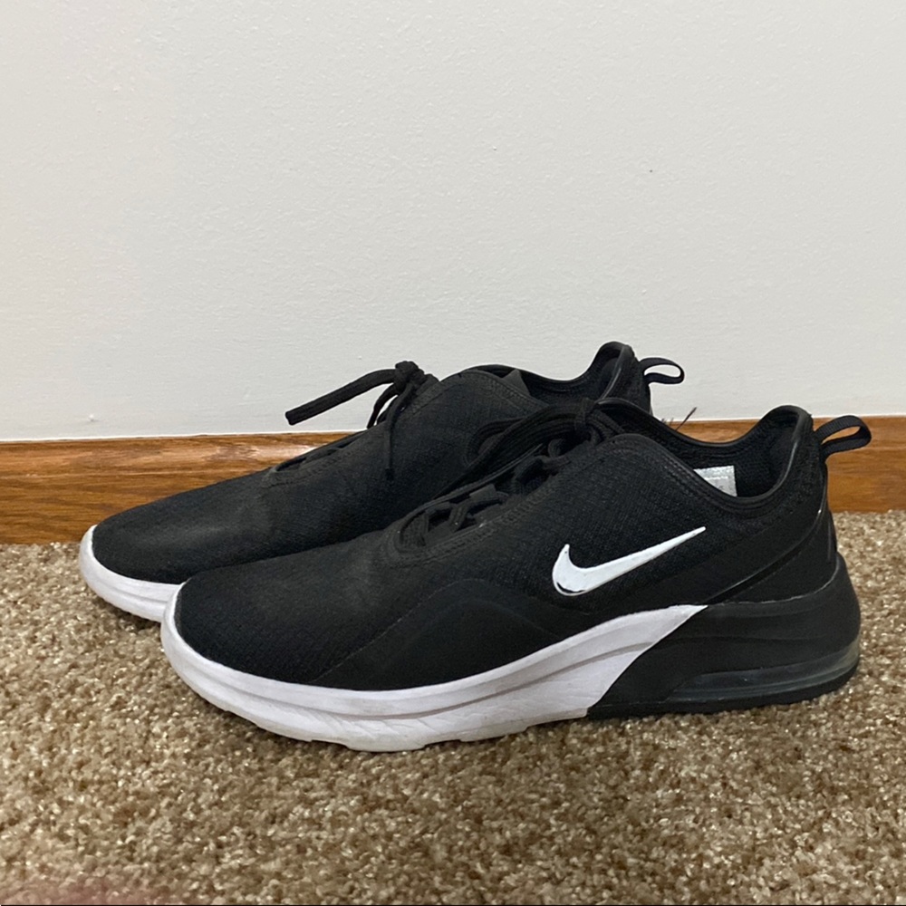 Nike Womens Air Max Motion 2 
Women’s size 8